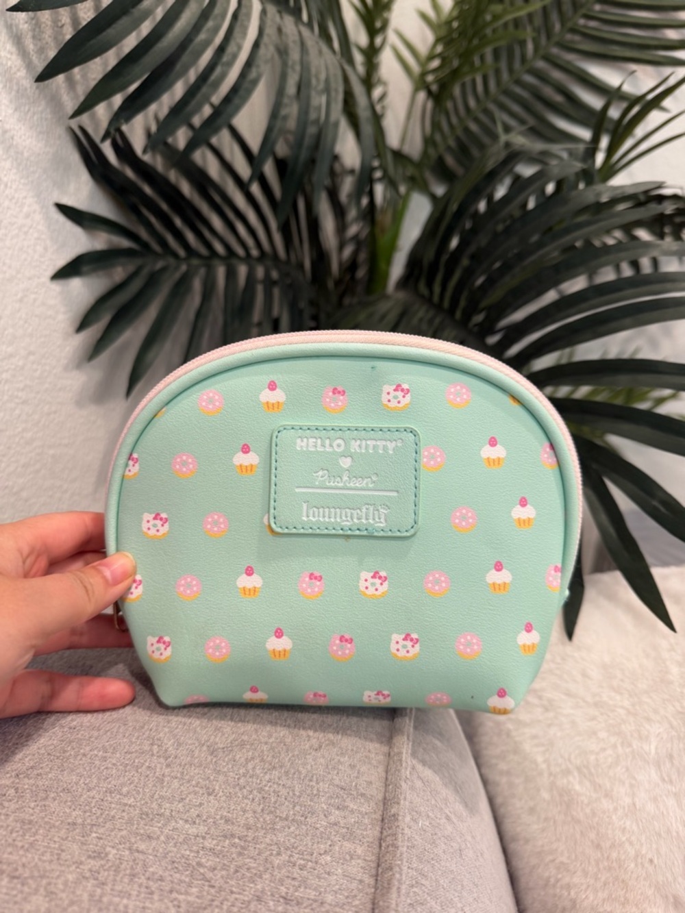 [LIKE 🆕] Hello Kitty x Loungefly: Zip Top Mini Donut Bag
